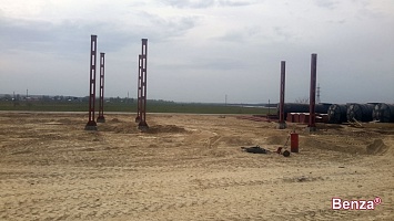 Готовые колонны навеса ждут монтажа основной конструкции