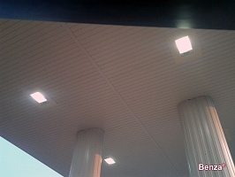 Монтаж потолка и освещения навеса
